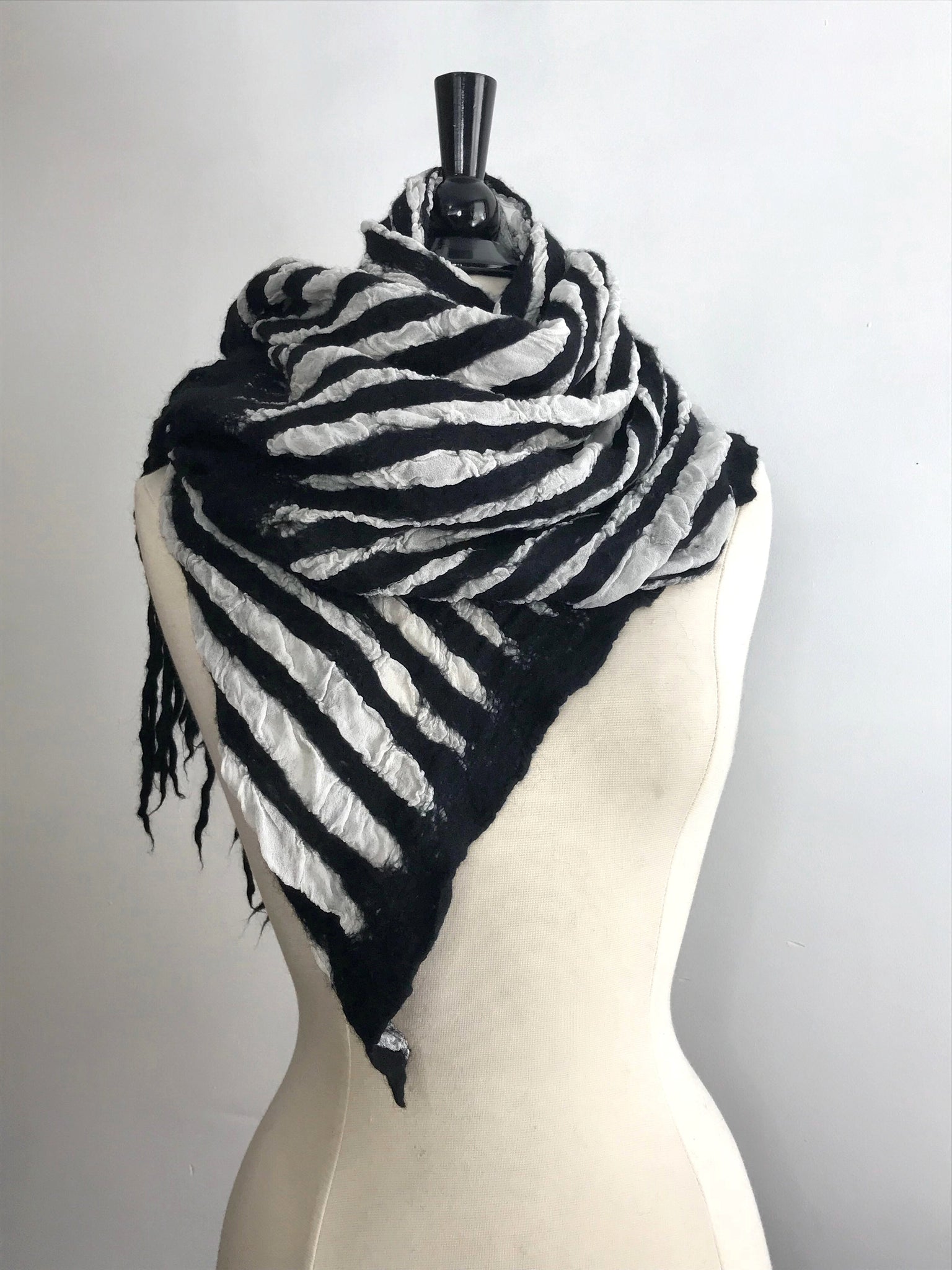 Black pinstripe scarf Archives - STYLE DU MONDE